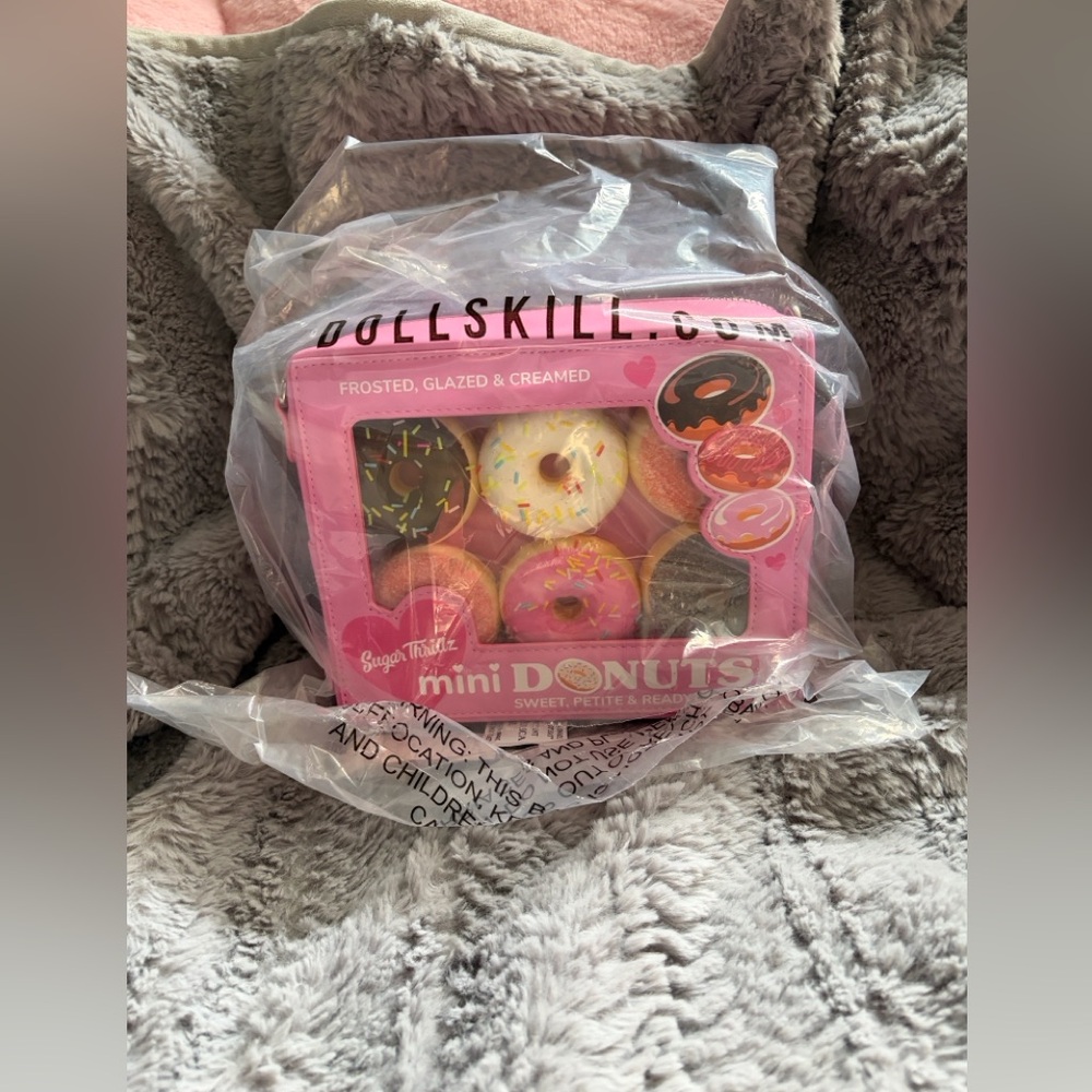 🍩 Dolls kill looking like a snack crossbody bag NWT!!